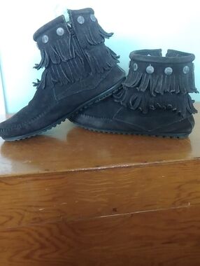 Minnetonka Ladies Suede Fringe Ankle Boots